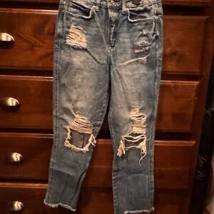 Zenana Outfitters Distressed Cropped Jeans in Blue